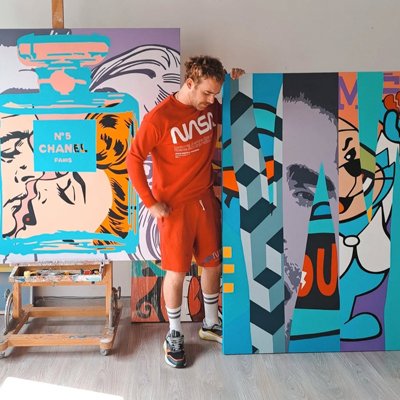 Javier Andrés sosteniendo un lienza